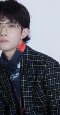 小帅哥易烊千玺化身西装绅士，戴金边眼镜魅力十足