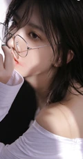 戴眼镜的湿短发女孩，全白肩带睡裙搭衬衫气质室内写真