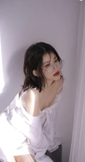 戴眼镜的湿短发女孩，全白肩带睡裙搭衬衫气质室内写真