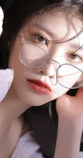 戴眼镜的湿短发女孩，全白肩带睡裙搭衬衫气质室内写真