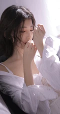 戴眼镜的湿短发女孩，全白肩带睡裙搭衬衫气质室内写真