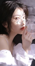 戴眼镜的湿短发女孩，全白肩带睡裙搭衬衫气质室内写真