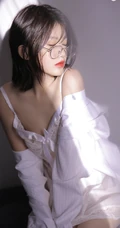 戴眼镜的湿短发女孩，全白肩带睡裙搭衬衫气质室内写真