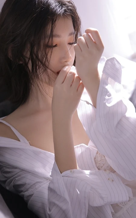 戴眼镜的湿短发女孩，全白肩带睡裙搭衬衫气质室内写真