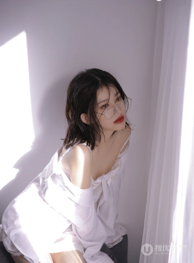戴眼镜的湿短发女孩，全白肩带睡裙搭衬衫气质室内写真