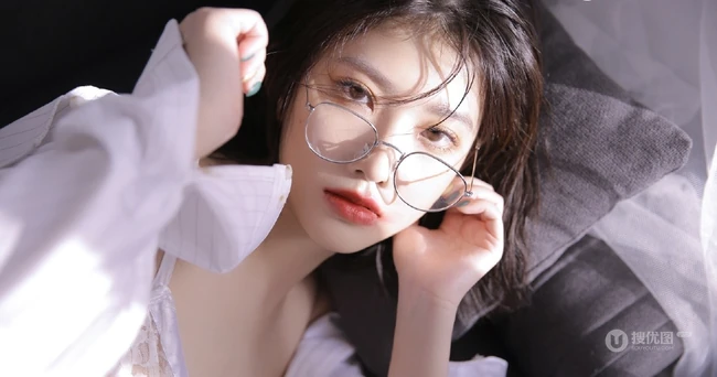 戴眼镜的湿短发女孩，全白肩带睡裙搭衬衫气质室内写真