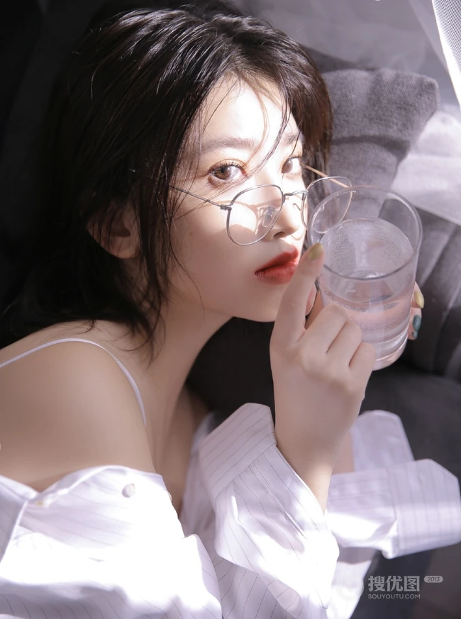 戴眼镜的湿短发女孩，全白肩带睡裙搭衬衫气质室内写真