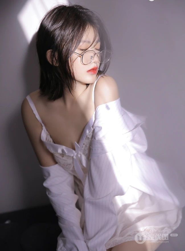 戴眼镜的湿短发女孩，全白肩带睡裙搭衬衫气质室内写真