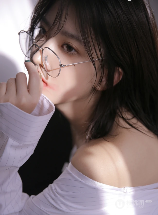 戴眼镜的湿短发女孩，全白肩带睡裙搭衬衫气质室内写真