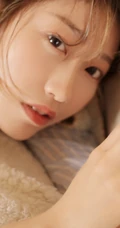 活力十足可爱少女，背心短裤搭条纹衬衫室内写真图片