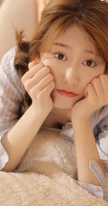 活力十足可爱少女，背心短裤搭条纹衬衫室内写真图片