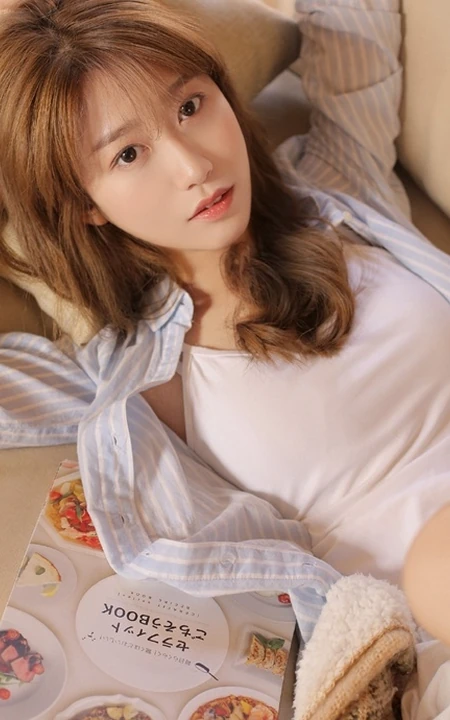 活力十足可爱少女，背心短裤搭条纹衬衫室内写真图片