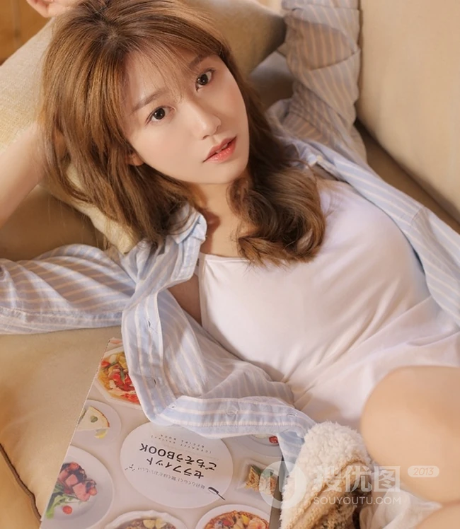 活力十足可爱少女，背心短裤搭条纹衬衫室内写真图片
