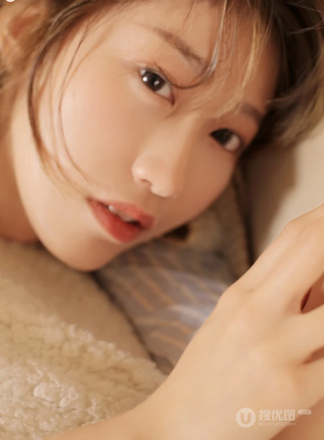 活力十足可爱少女，背心短裤搭条纹衬衫室内写真图片