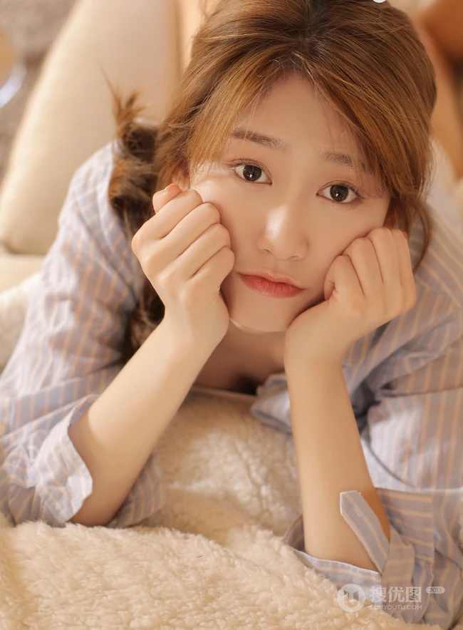 活力十足可爱少女，背心短裤搭条纹衬衫室内写真图片