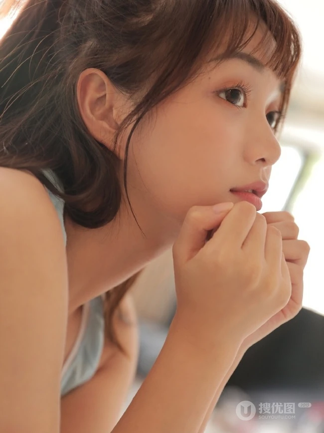 活力十足可爱少女，背心短裤搭条纹衬衫室内写真图片