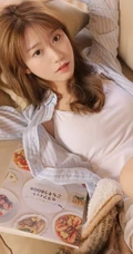 活力十足可爱少女，背心短裤搭条纹衬衫室内写真图片