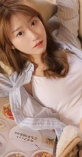 活力十足可爱少女，背心短裤搭条纹衬衫室内写真图片