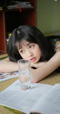 法式刘海长发可爱女生，着肩带连体牛仔裤居家凉席可爱写真