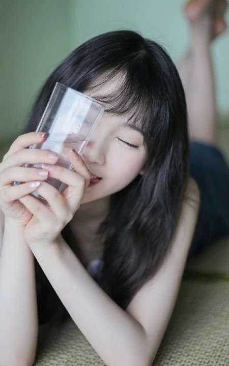 法式刘海长发可爱女生，着肩带连体牛仔裤居家凉席可爱写真