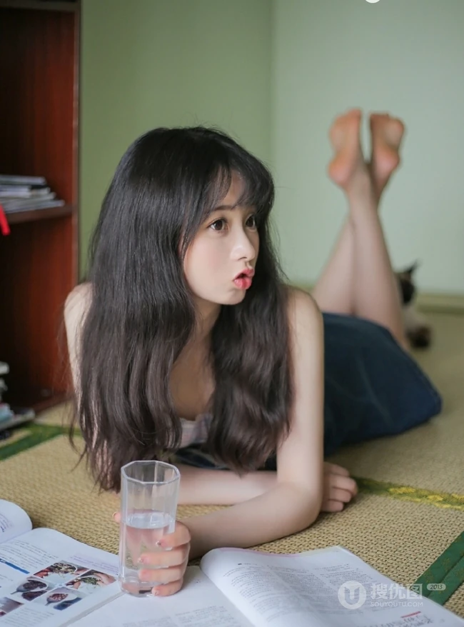 法式刘海长发可爱女生，着肩带连体牛仔裤居家凉席可爱写真