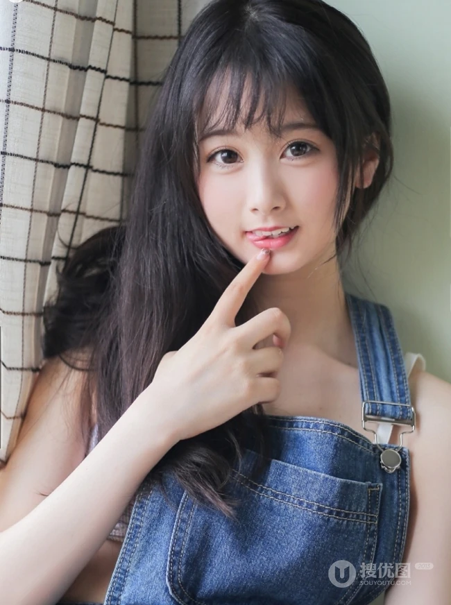 法式刘海长发可爱女生，着肩带连体牛仔裤居家凉席可爱写真