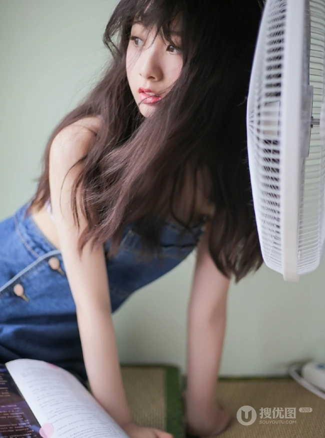 法式刘海长发可爱女生，着肩带连体牛仔裤居家凉席可爱写真