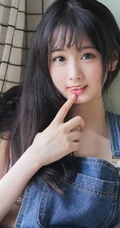 法式刘海长发可爱女生，着肩带连体牛仔裤居家凉席可爱写真
