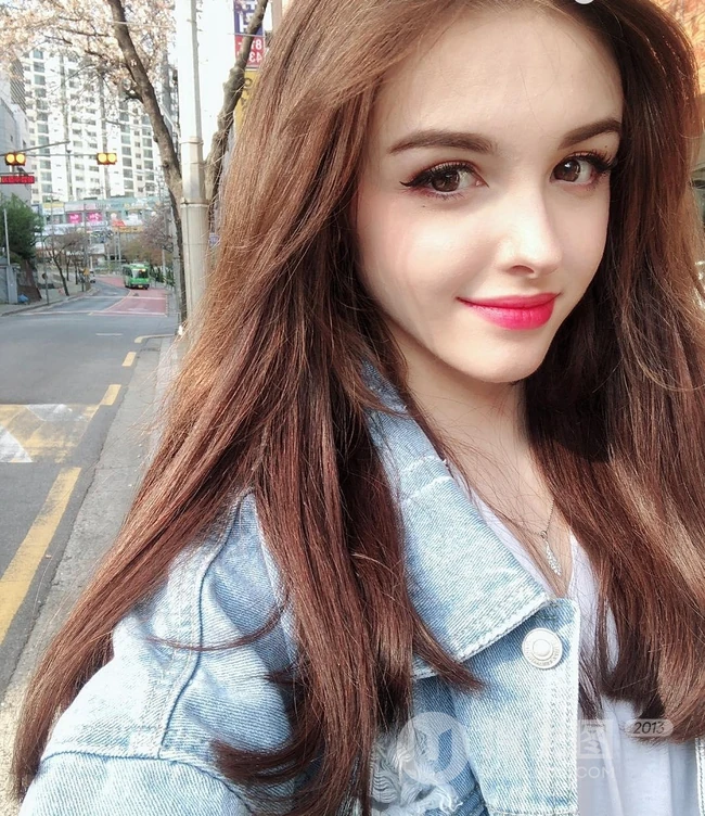 中亚女生Karimova Elina气质韩式打扮自拍，生活照片图集