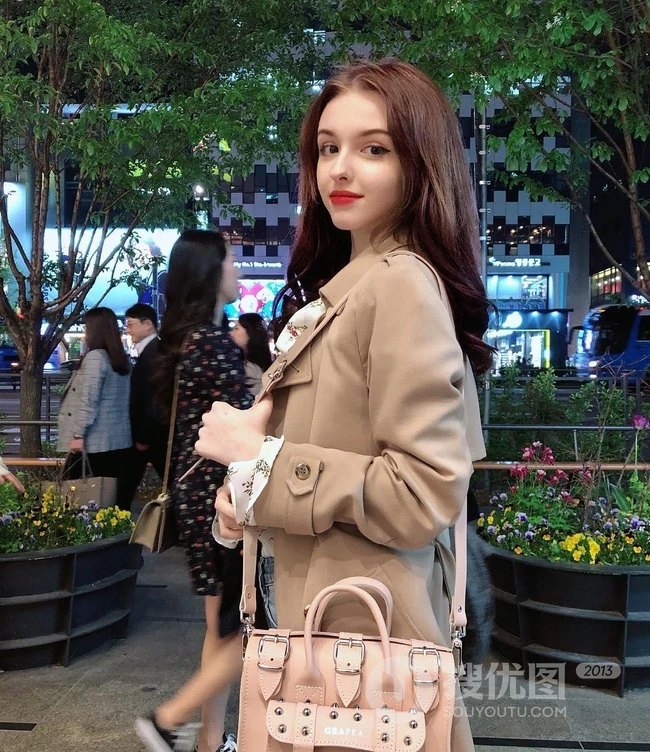 中亚女生Karimova Elina气质韩式打扮自拍，生活照片图集