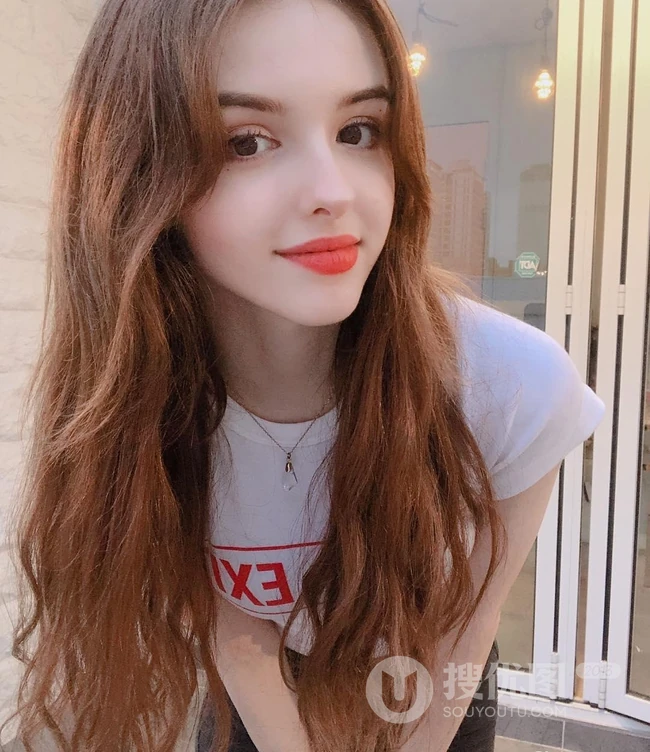 中亚女生Karimova Elina气质韩式打扮自拍，生活照片图集