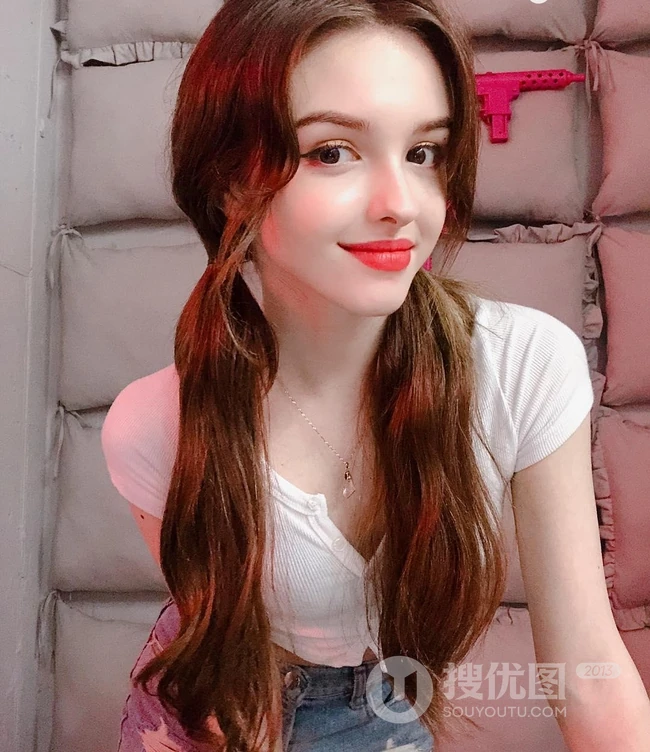 中亚女生Karimova Elina气质韩式打扮自拍，生活照片图集