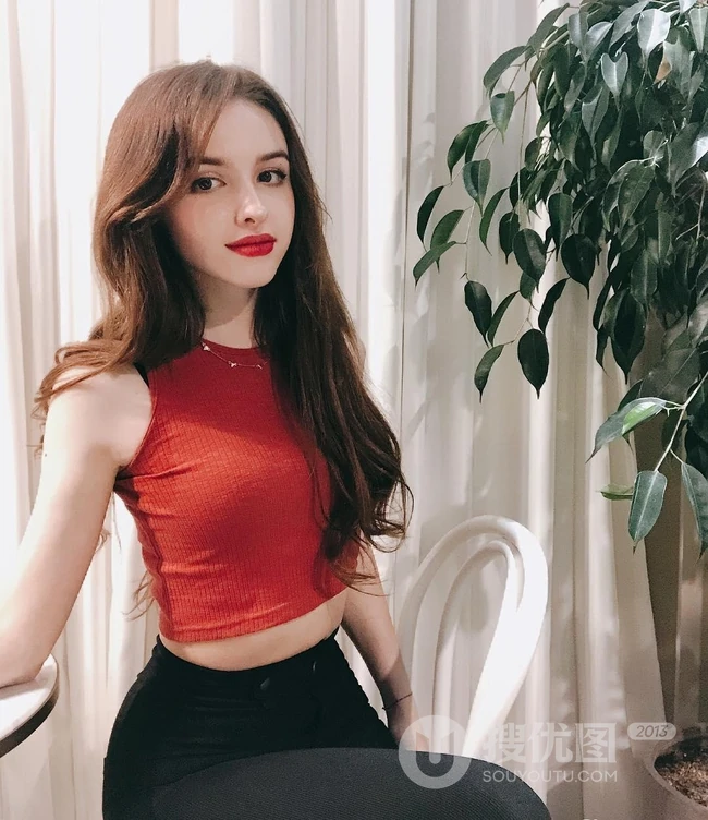 中亚女生Karimova Elina气质韩式打扮自拍，生活照片图集