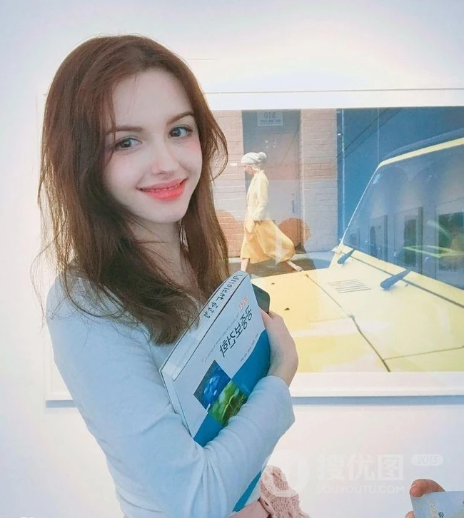 中亚女生Karimova Elina气质韩式打扮自拍，生活照片图集