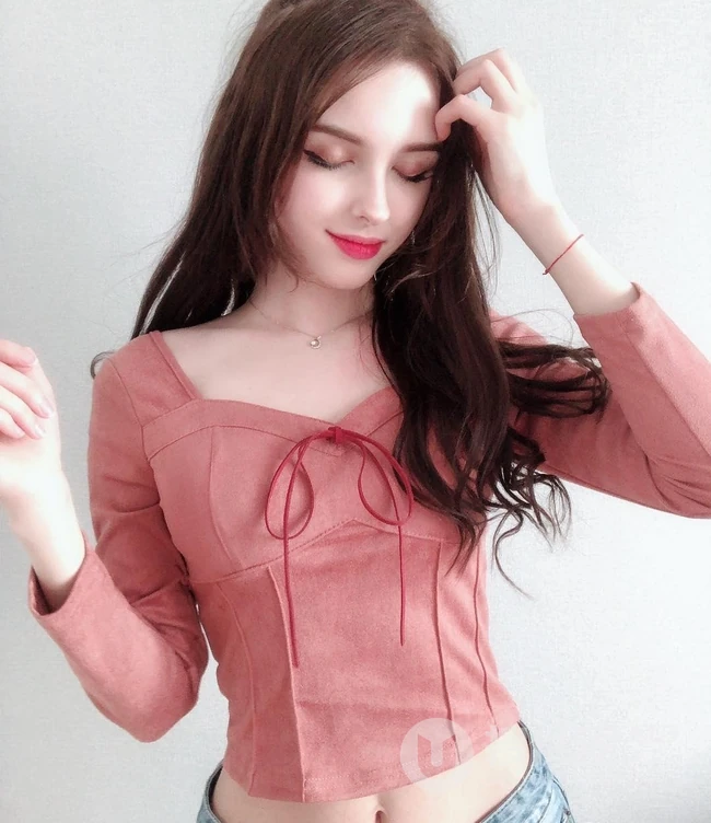 中亚女生Karimova Elina气质韩式打扮自拍，生活照片图集