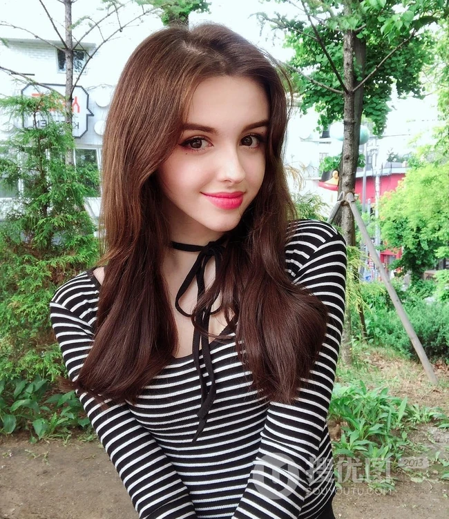 中亚女生Karimova Elina气质韩式打扮自拍，生活照片图集