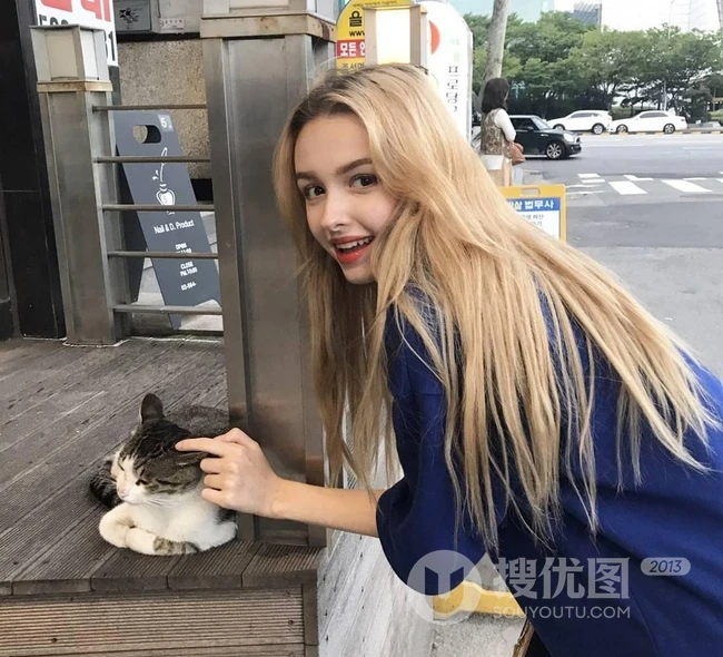 中亚女生Karimova Elina气质韩式打扮自拍，生活照片图集