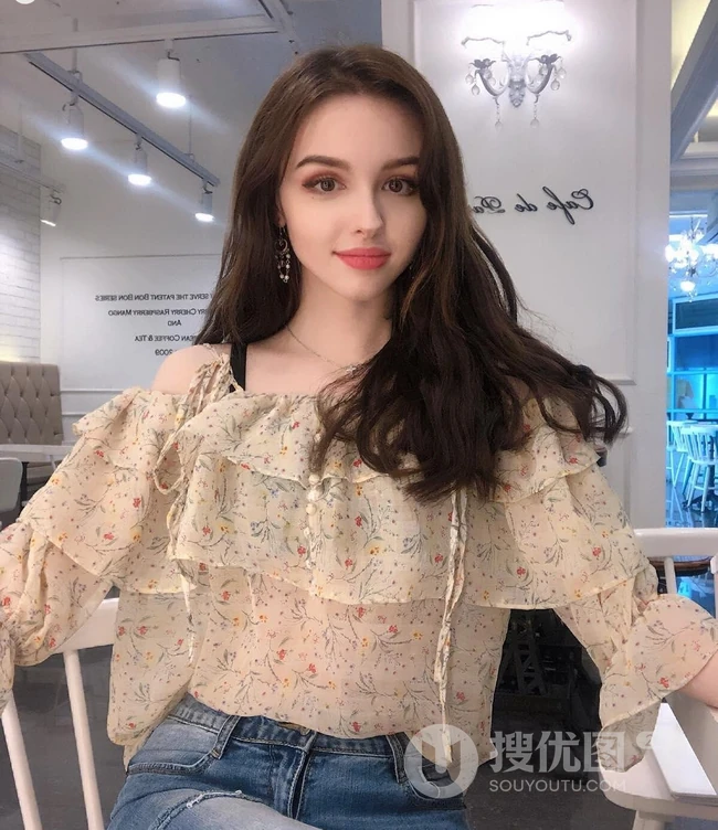 中亚女生Karimova Elina气质韩式打扮自拍，生活照片图集
