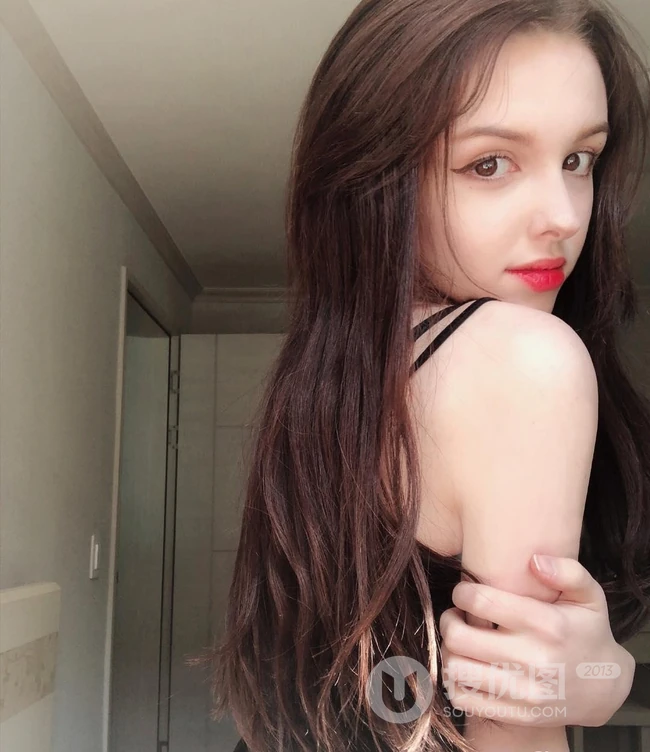 中亚女生Karimova Elina气质韩式打扮自拍，生活照片图集