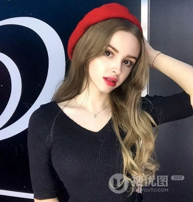 中亚女生Karimova Elina气质韩式打扮自拍，生活照片图集