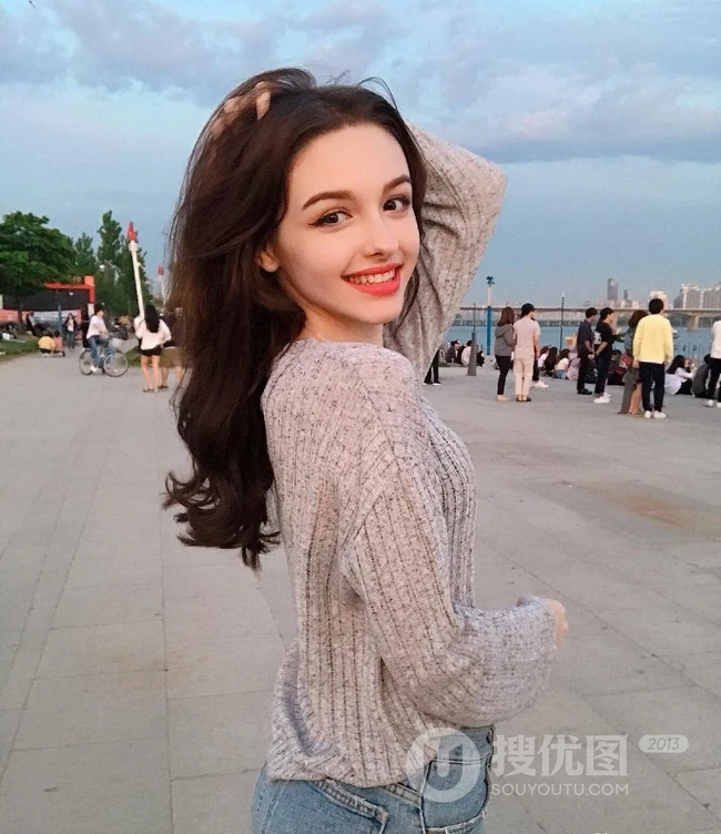 中亚女生Karimova Elina气质韩式打扮自拍，生活照片图集