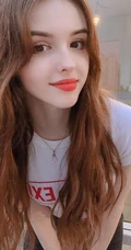中亚女生Karimova Elina气质韩式打扮自拍，生活照片图集
