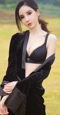 高冷气质冰美人，新疆女生阿依努尔瓦娅气质街拍写真集