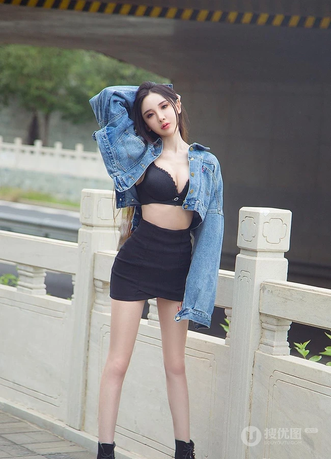 高冷气质冰美人，新疆女生阿依努尔瓦娅气质街拍写真集