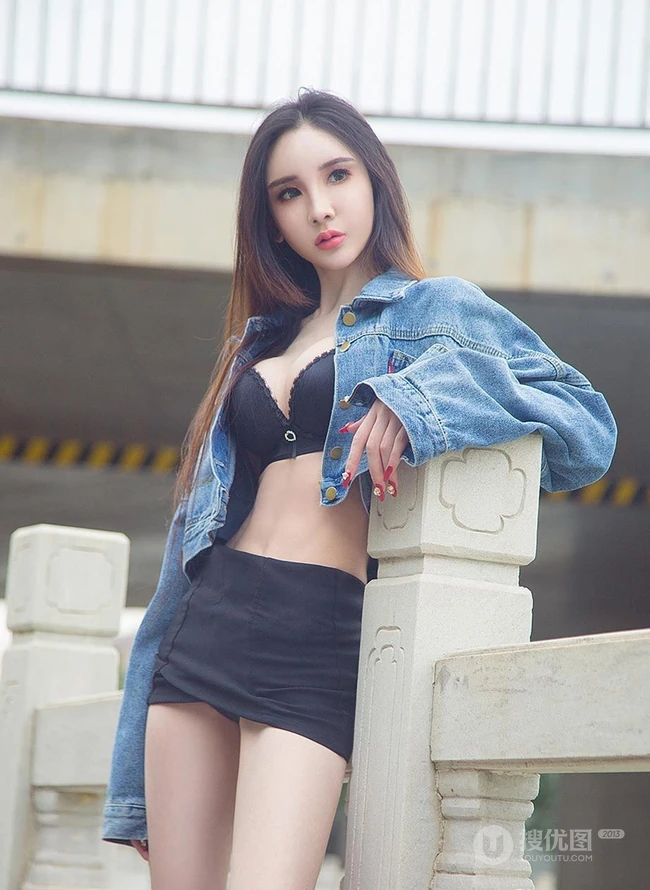 高冷气质冰美人，新疆女生阿依努尔瓦娅气质街拍写真集