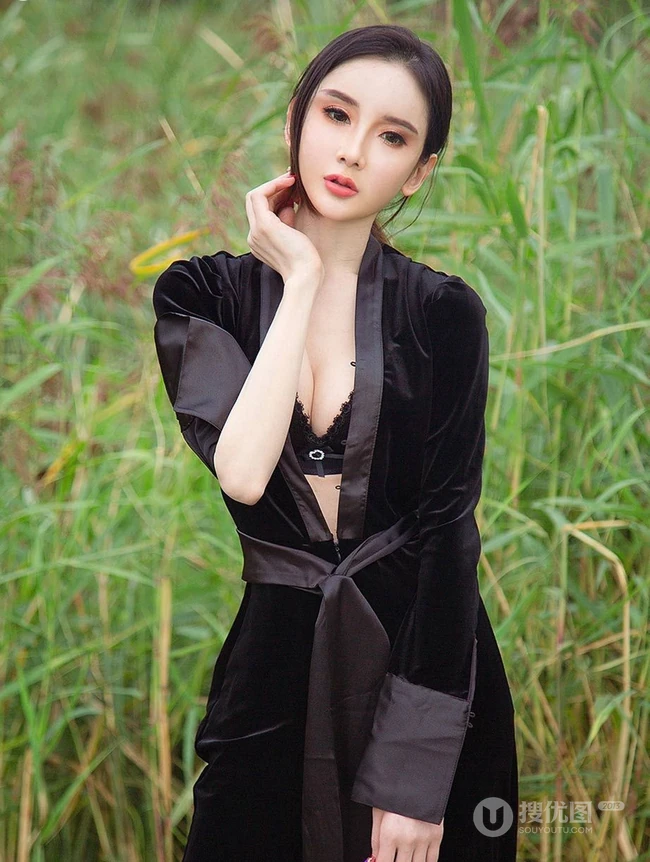高冷气质冰美人，新疆女生阿依努尔瓦娅气质街拍写真集
