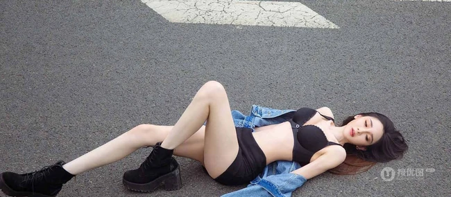 高冷气质冰美人，新疆女生阿依努尔瓦娅气质街拍写真集