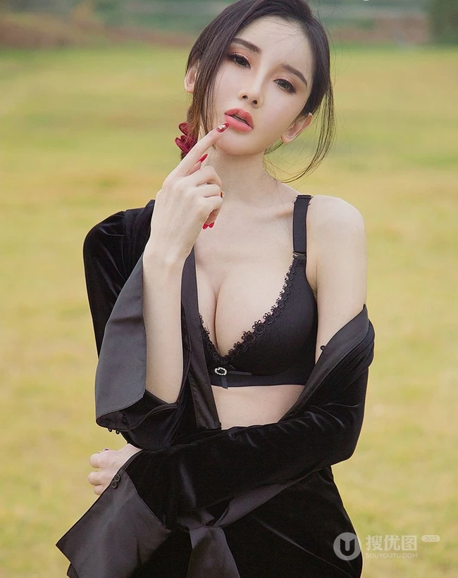 高冷气质冰美人，新疆女生阿依努尔瓦娅气质街拍写真集