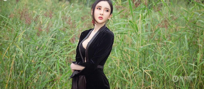 高冷气质冰美人，新疆女生阿依努尔瓦娅气质街拍写真集