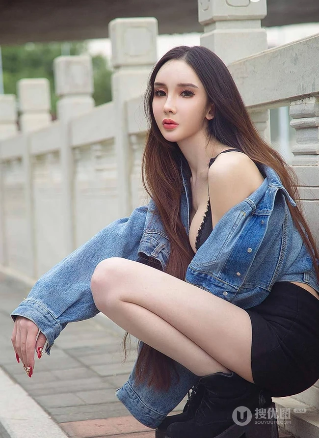 高冷气质冰美人，新疆女生阿依努尔瓦娅气质街拍写真集